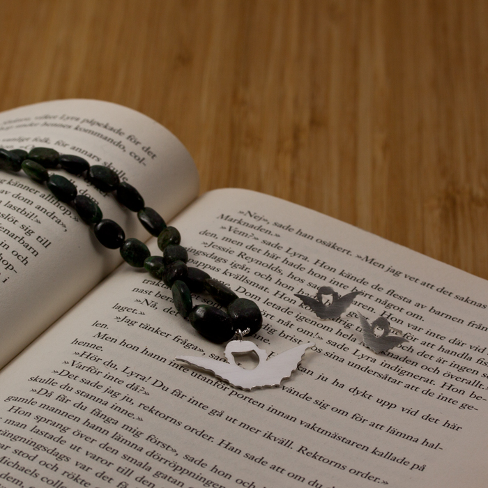Ängel med mörkgrön sten collier