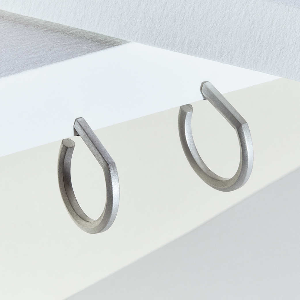 Makiami Arch ”D” silver earring