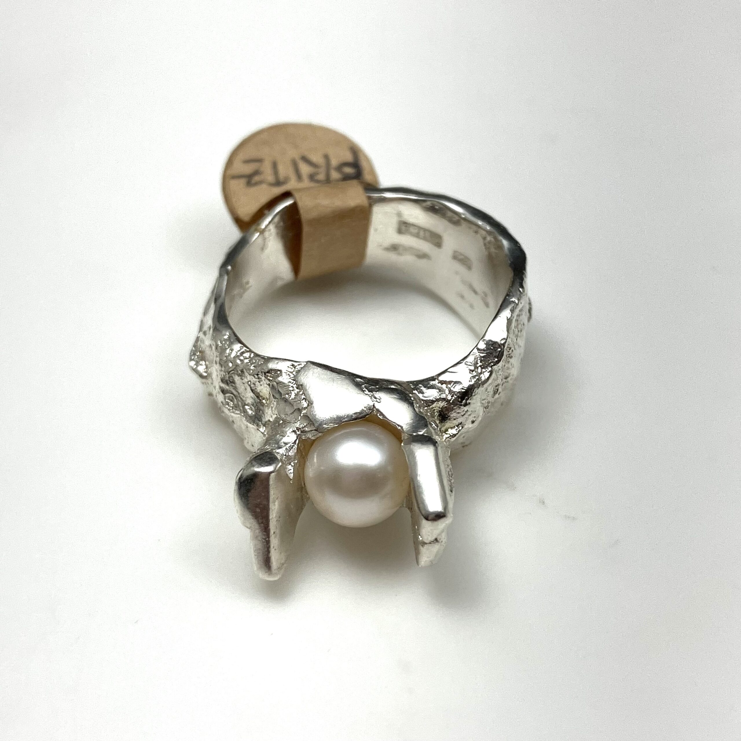 Gjuten pärlring