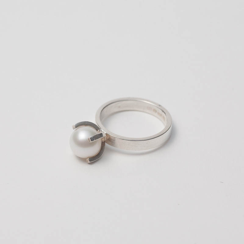 Ring med pärla