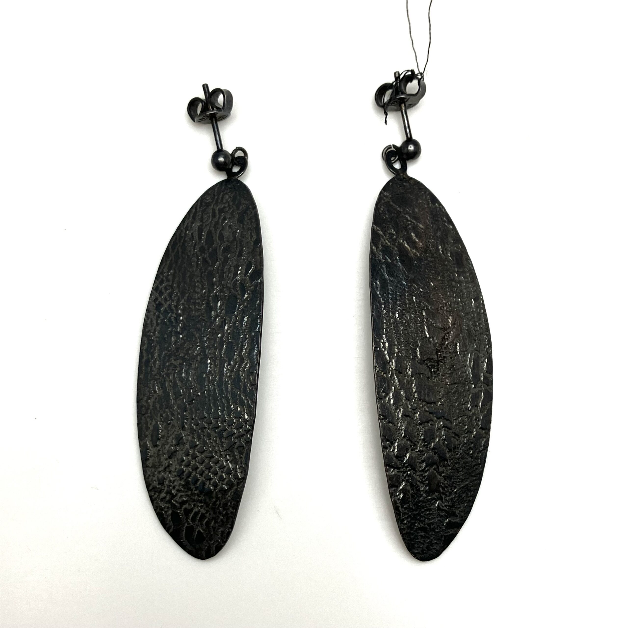 Örhängen oxiderat silver