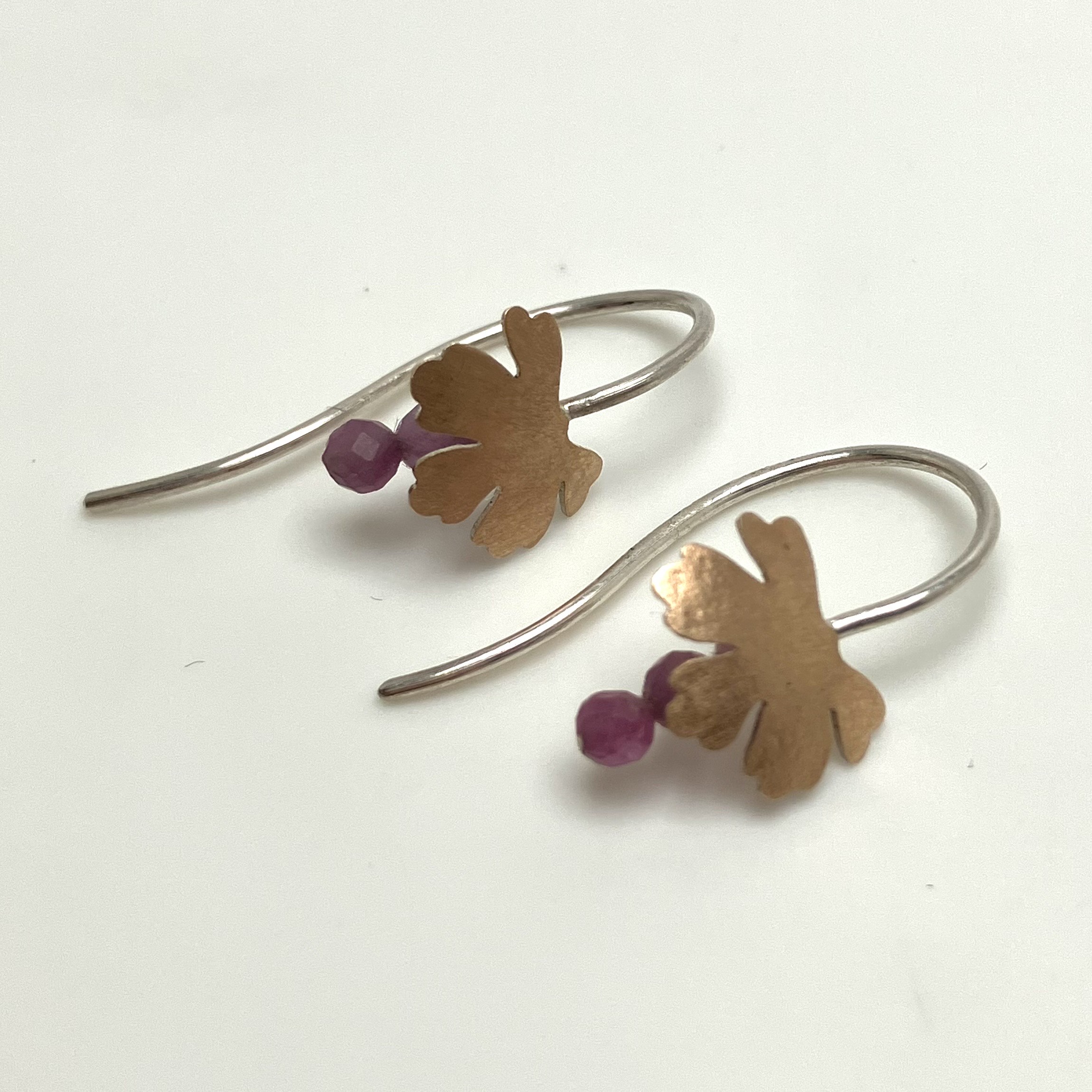 Örhängen med rubin