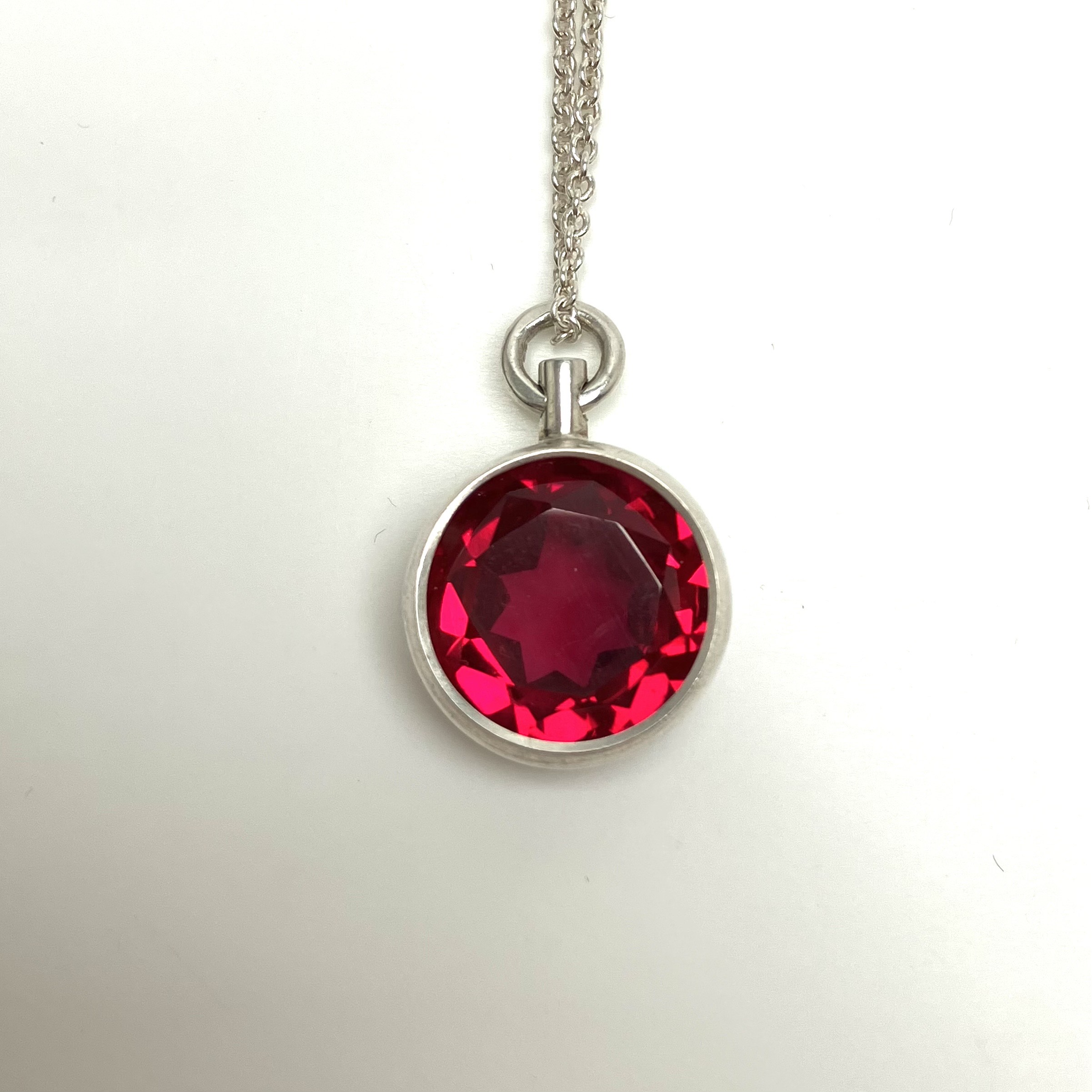 Halssmycke med syntetisk rubin
