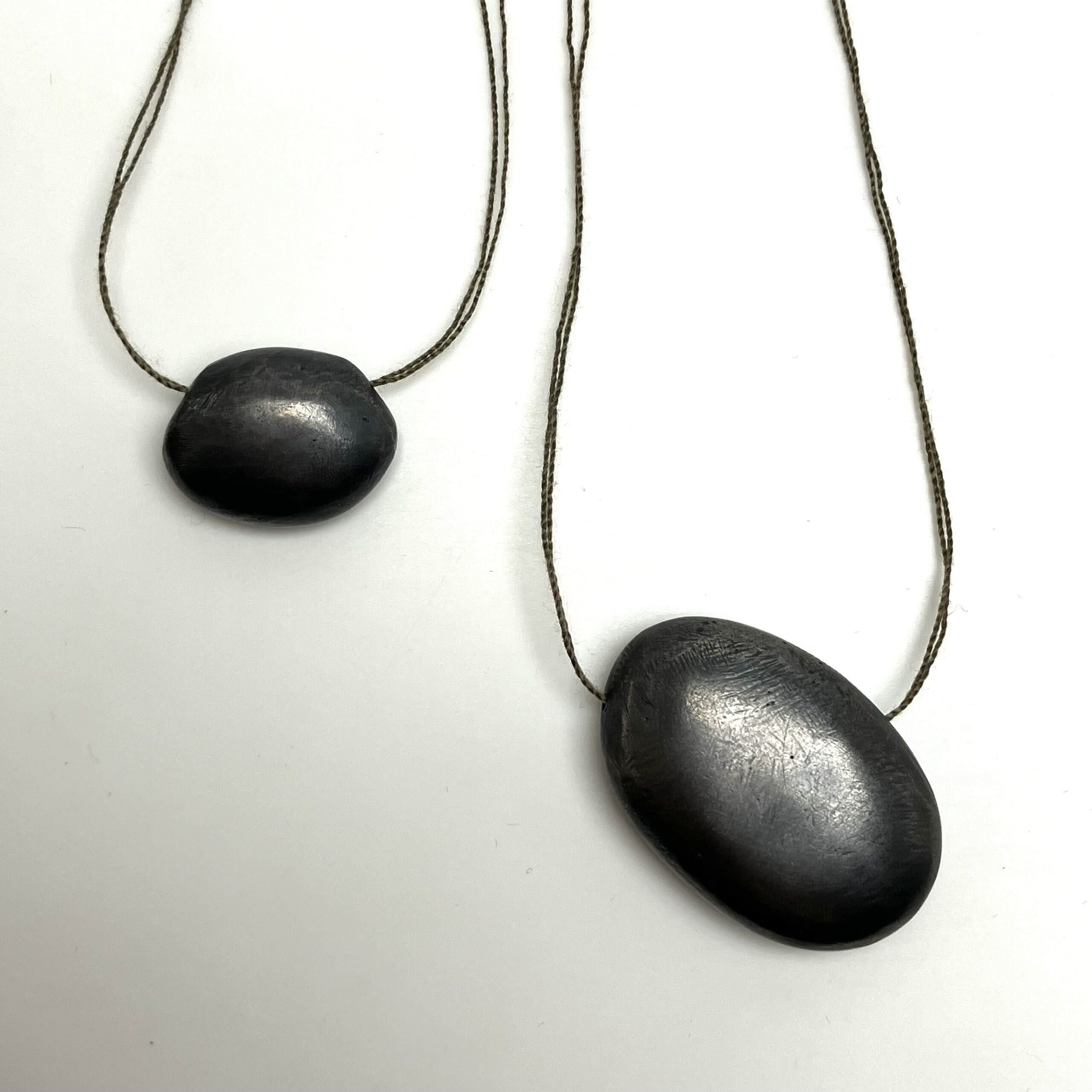 Halssmycke i oxiderat silver