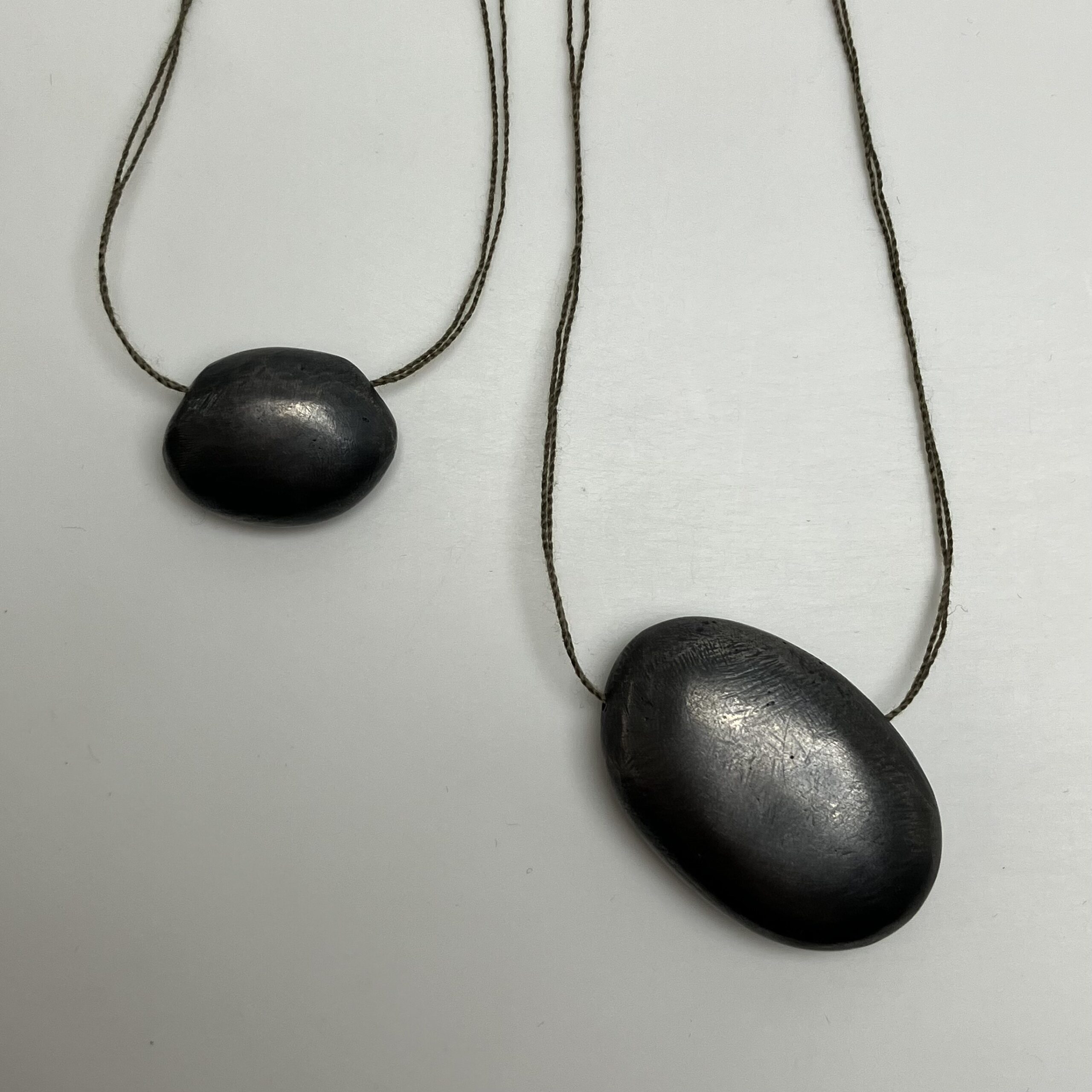 Halssmycke i oxiderat silver