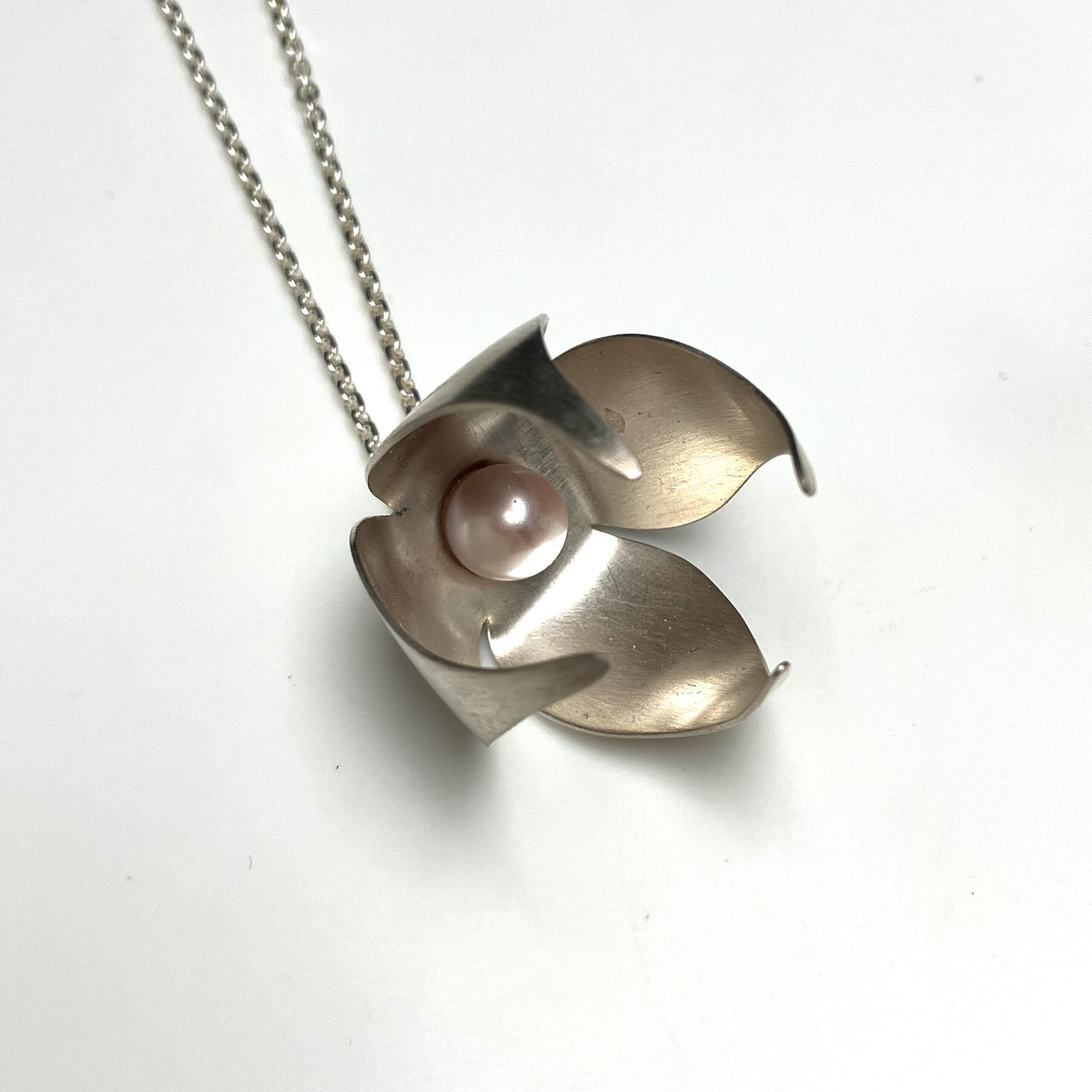 Halssmycke med pärla