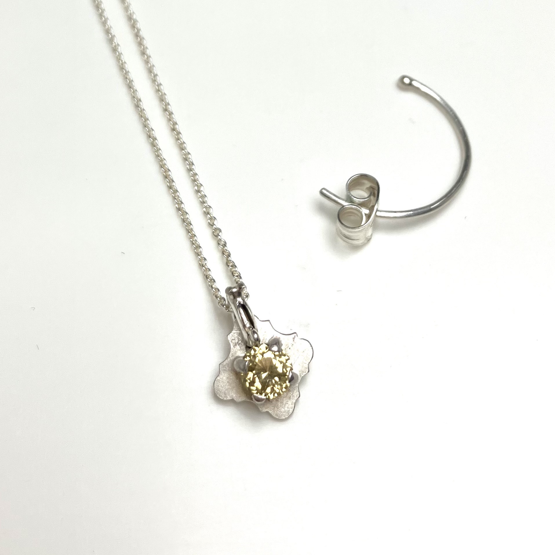 Halssmycke med krysoberyll