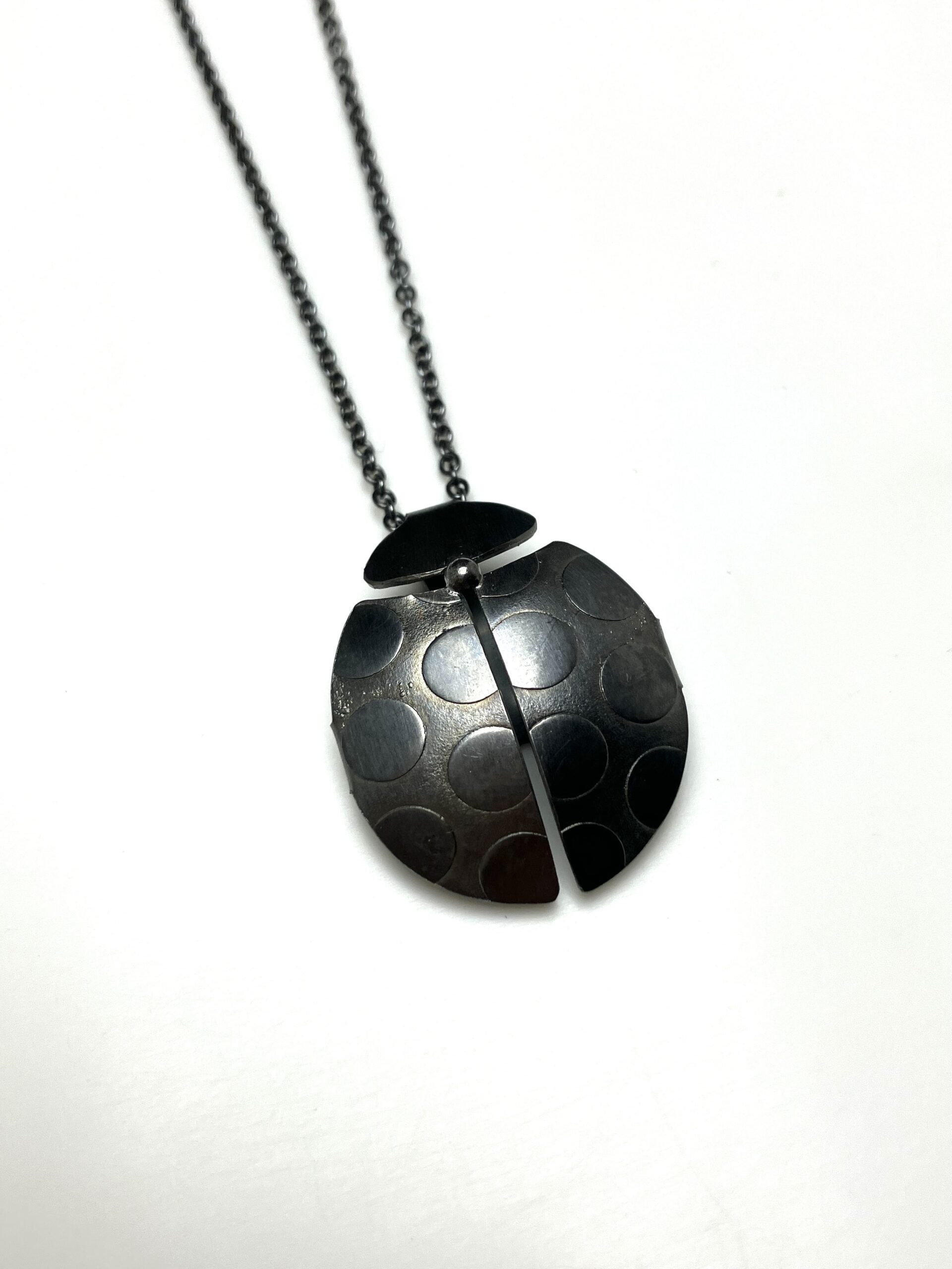 Halssmycke i oxiderat silver