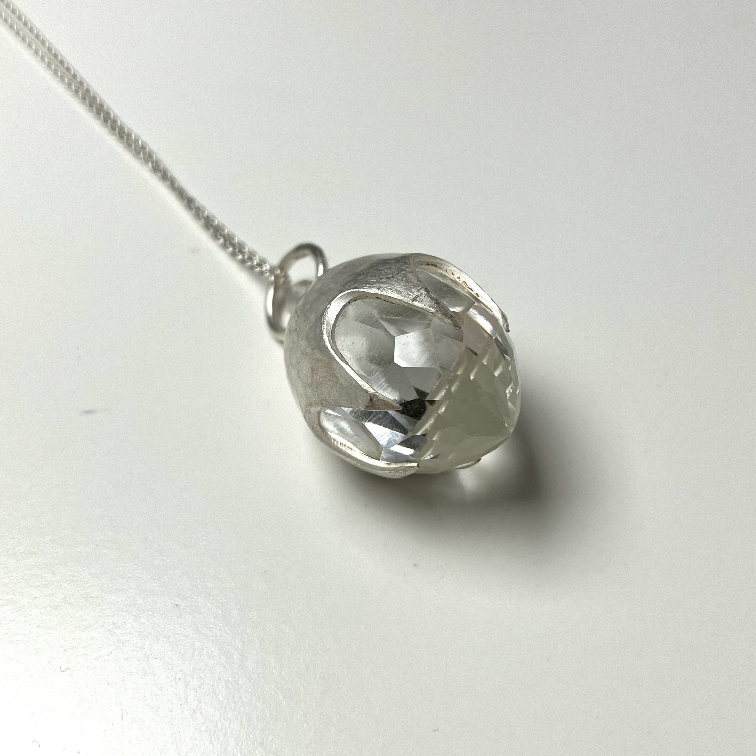 Halssmycke med bergkristall