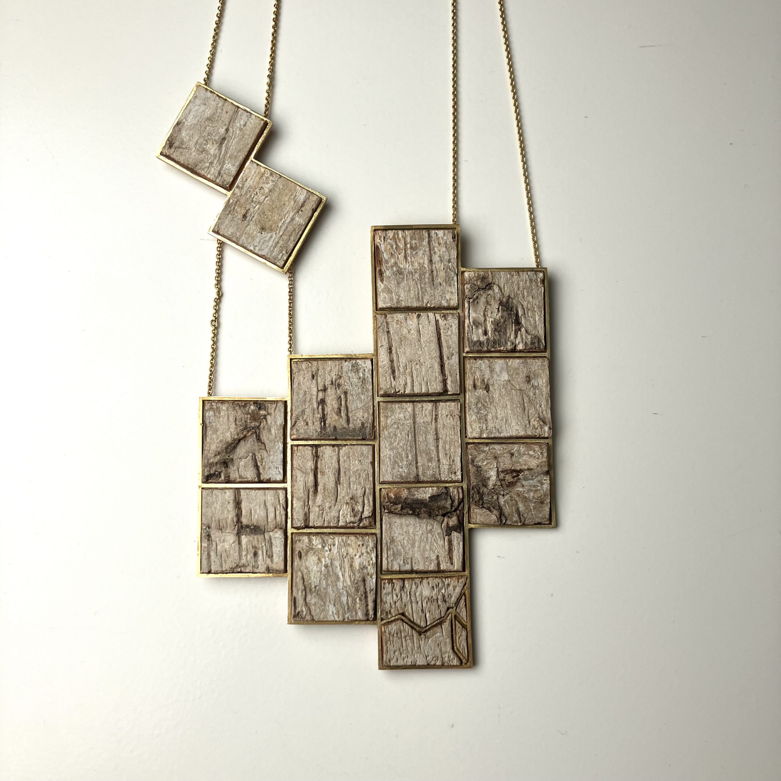 Halssmycke med björkbark