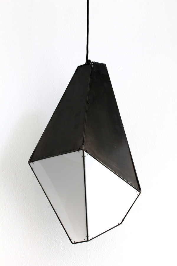 Pendellampa. Svartoxiderat stål och vitt plexiglas.