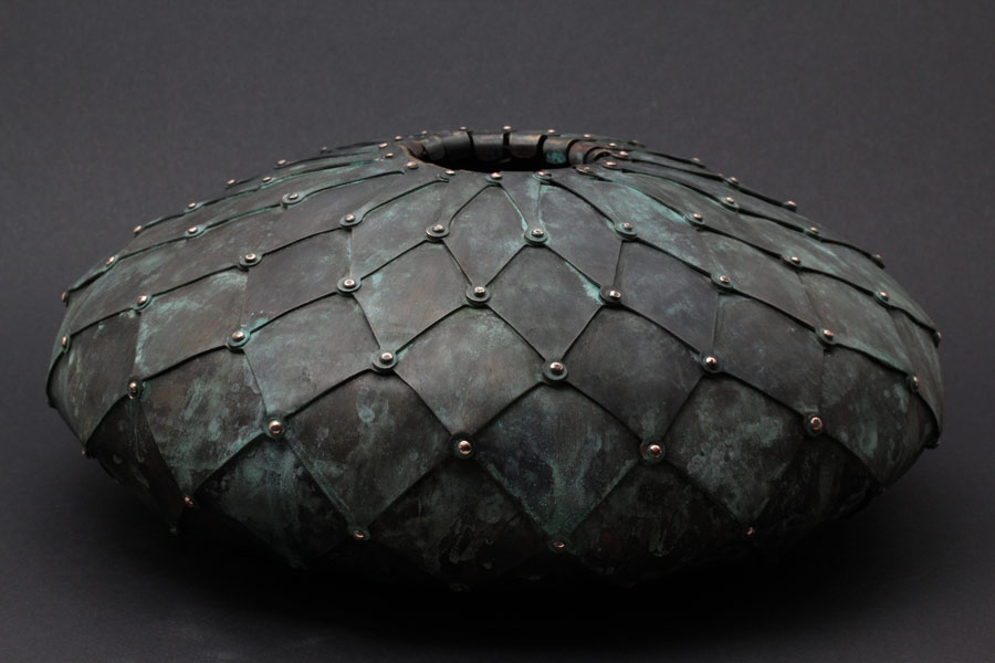 Korg, patinerad koppar.