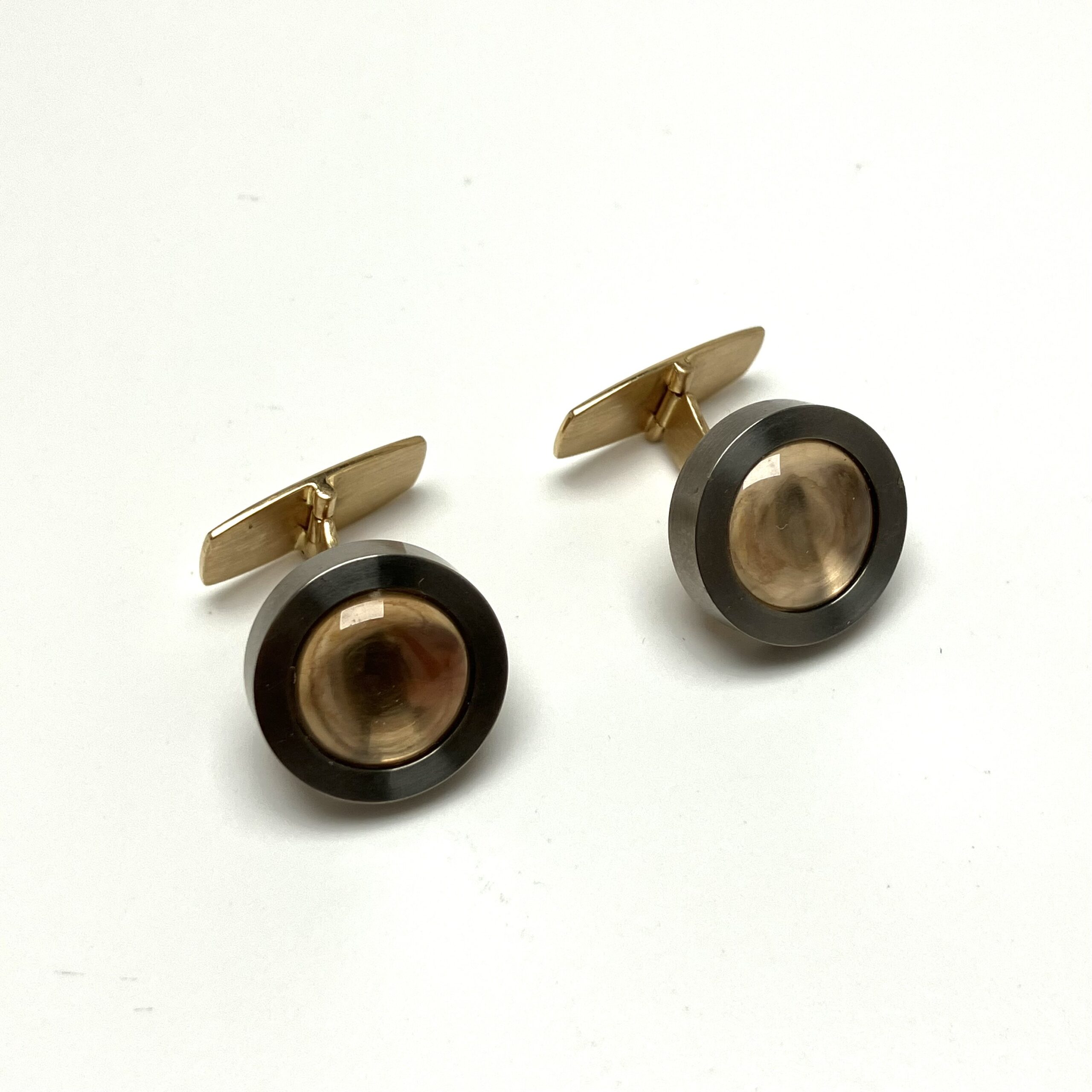 Manschettknappar i guld och titan