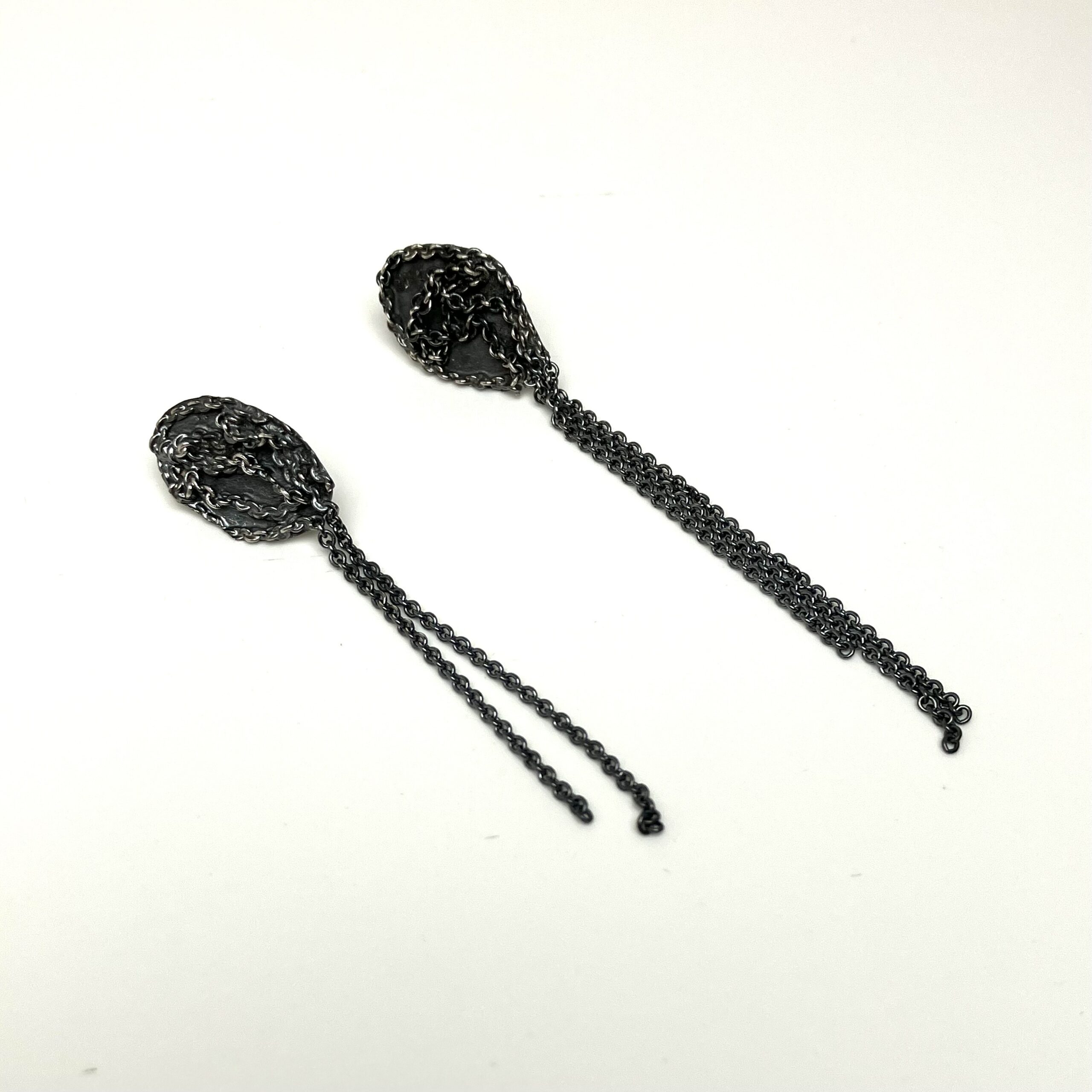 Örhängen i oxiderat silver