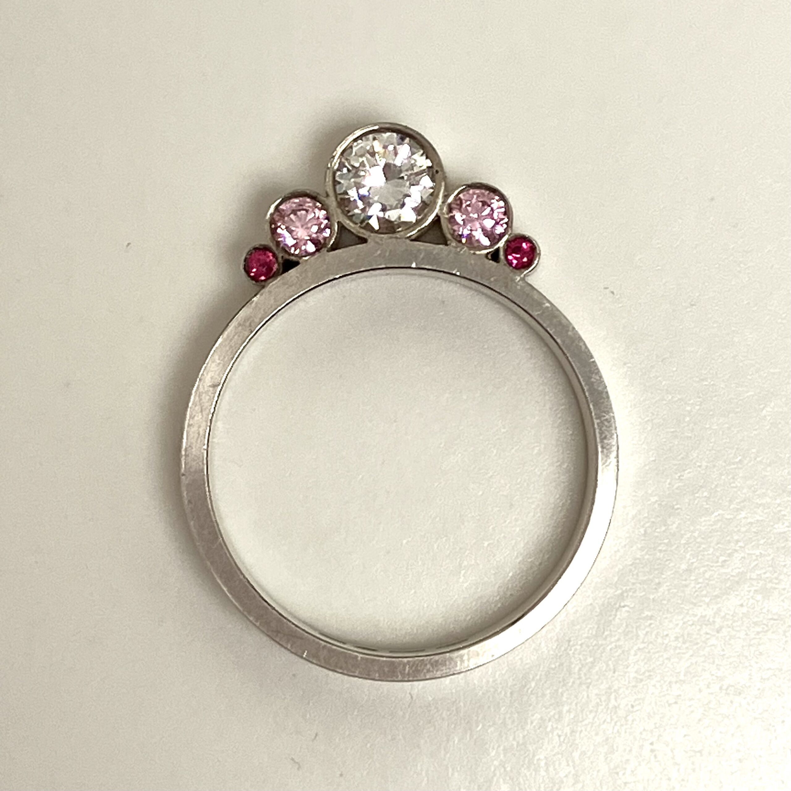 Rör-ring med stenar