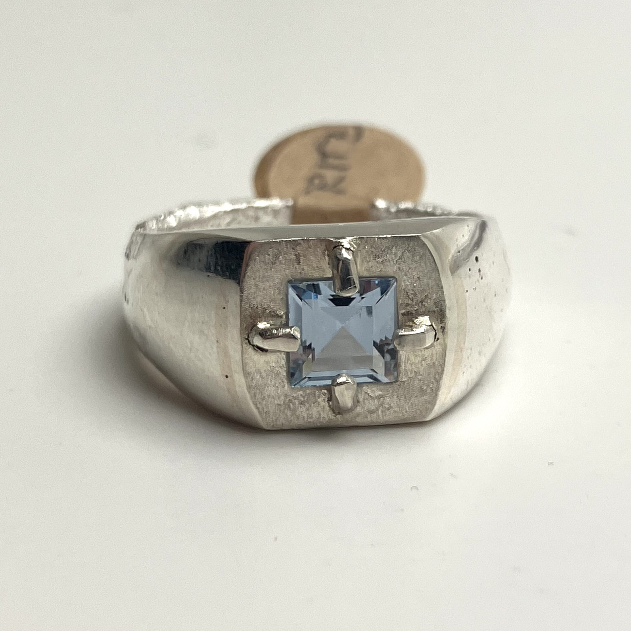 Ring med syntetisk akvamarin