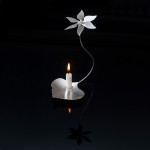 Blomsnurra,änglaspel i silver. Ljusstake av Petronella Eriksson.