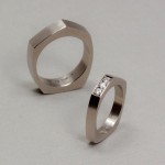 Asymmetriska ringar med fadenfattade diamanter. Petronella Erkisson.