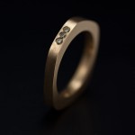 Asymetrisk ring i rött guld med kaffefärgade diamanter. Petronella Eriksson