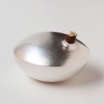En socker burk av silver med träpropp. Petronella Eriksson