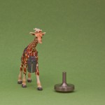 Lilla giraffen har Makis örhänge på huvudet och eriks halsmycke om halsen. Den har sällskap av Tobias titansnurra.