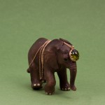 Lilla elefanten med pertonella halsband i guld och turmalin