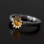 Solros Ring i platina och guld med etisk rosenslipad safir. Petronella Eriksson