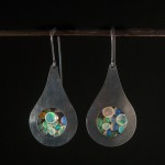 Örhängen "Underverk" i oxiderat silver med opaler av Pernilla Sylwan