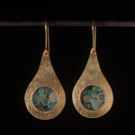 Örhängen "Underverk" i 24k guld med opaler av Pernilla Sylwan