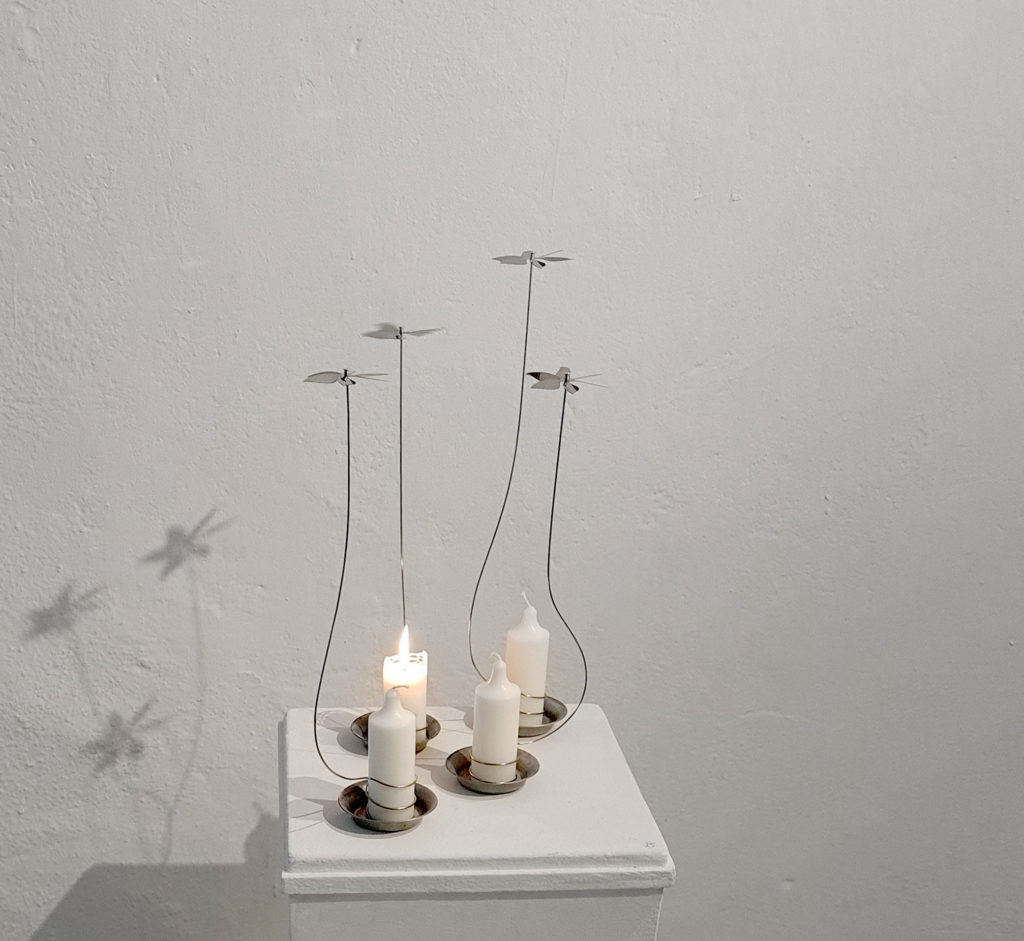 Utställning bland höstlöv och metallkonst. Blomsnurror för blockljus av Petronella Eriksson.