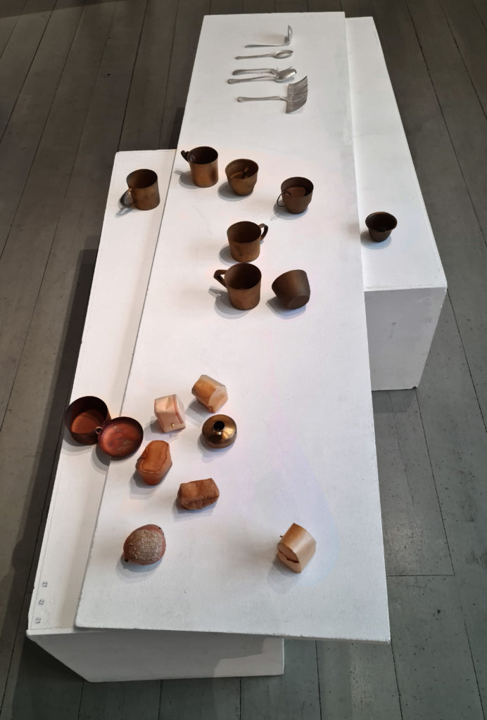 Utställning bland höstlöv och metallkonst. The spoon, The cup, The box av Maki Okamoto.