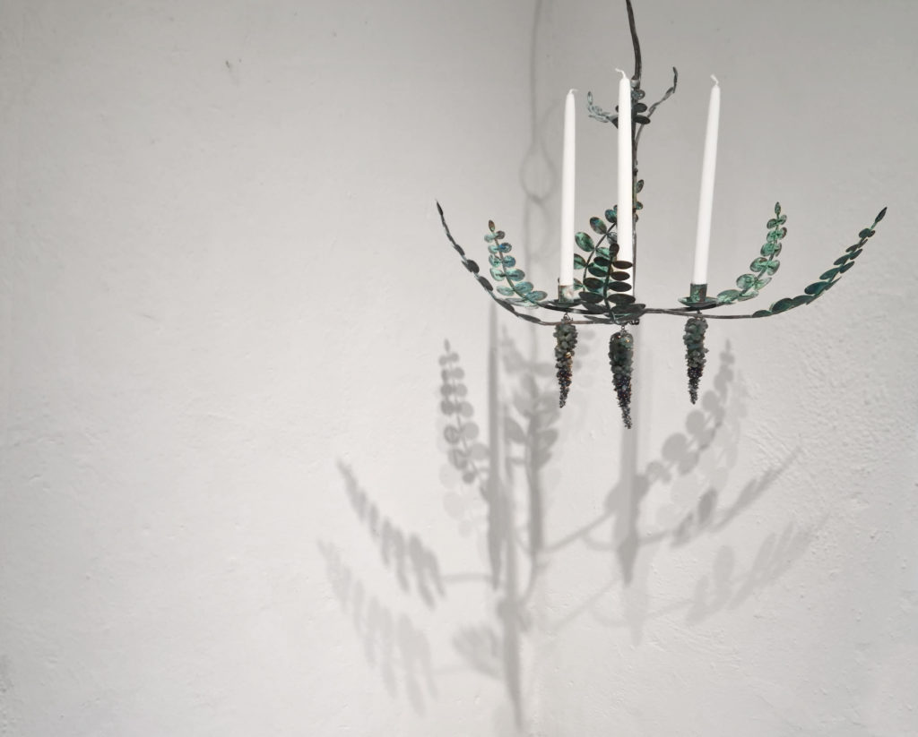 Utställning bland höstlöv och metallkonst. Ljuskrona av Pernilla Sylwan i koppar