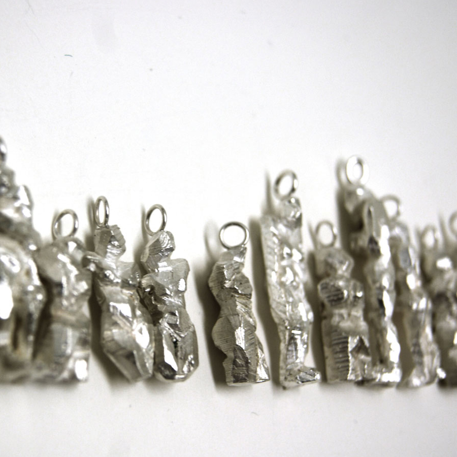 Halsband av Anna Nordström, karvade kroppar av silver, gjutna. Lätt att beställa på LOD metallfromgivning.