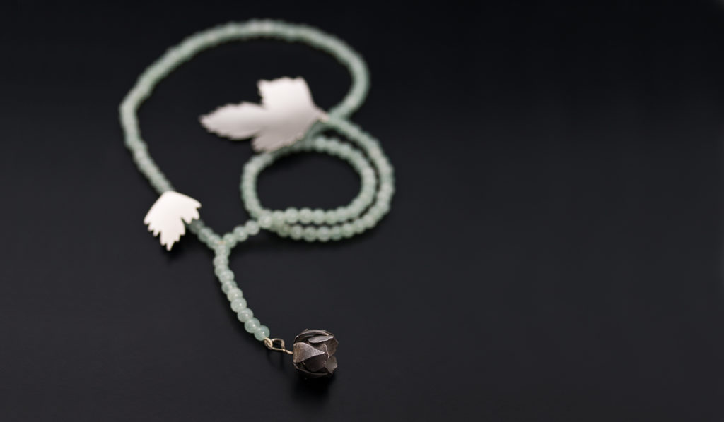 Halssmycken med humleblomster, Geum rivale, blomma och blad av silver på en collier av serpentiner 