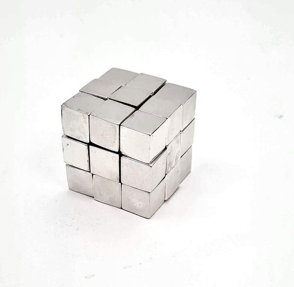 Anna Nordström spenderade sommaren med att klura ut hur man kan konstruera en Rubiks kub i silver. 