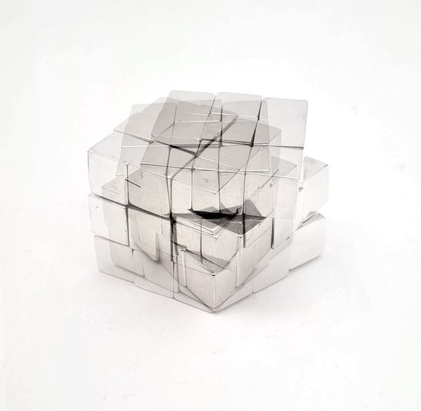 Anna Nordström spenderade sommaren med att klura ut hur man kan konstruera en Rubiks kub i silver. 