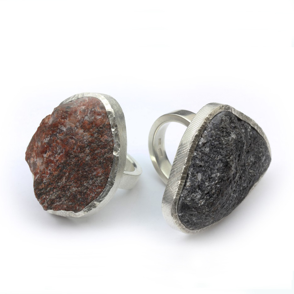 Ringar av granit och silver tillverkade av Erik Tidäng.