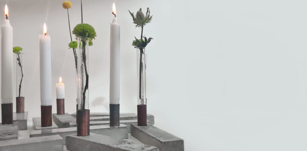 Anna Nordström ställer ut på Galleri LOD. Ljusstakar och vaser i betong, koppar och glas. Upprepning som ger möjlighet till oändlig variation!