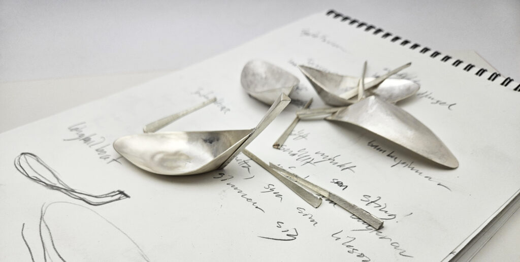 Kulturnatten! LOD+ Farang Anna Nordströms skisser och påbörjade föremål. Fiskebåtarnas förstäv och skrov blir till skedar som samtidigt är små fat av silver.