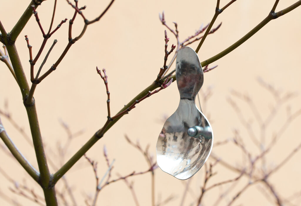 Örhängen på LOD. Ett örhänge som är en silver pöl med en pärla i av Klara Eriksson. För "Utan regn blir det inga blommor"