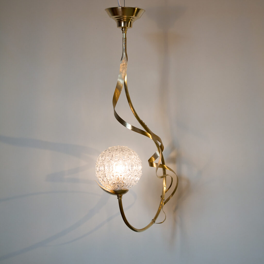 2. Lampa "Lappull" av glas och mässing, Petronella Eriksson som tillverkat den sysn samtidigt på utställningen "Woodland" på Svenska institutet i Paris!