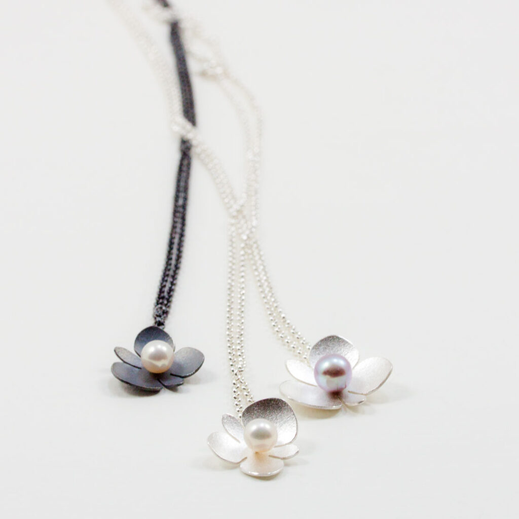 Begonia. hängsmycken av silver, oxiderat silver, sötvattenspärlor och hematit. Petronella Eriksson