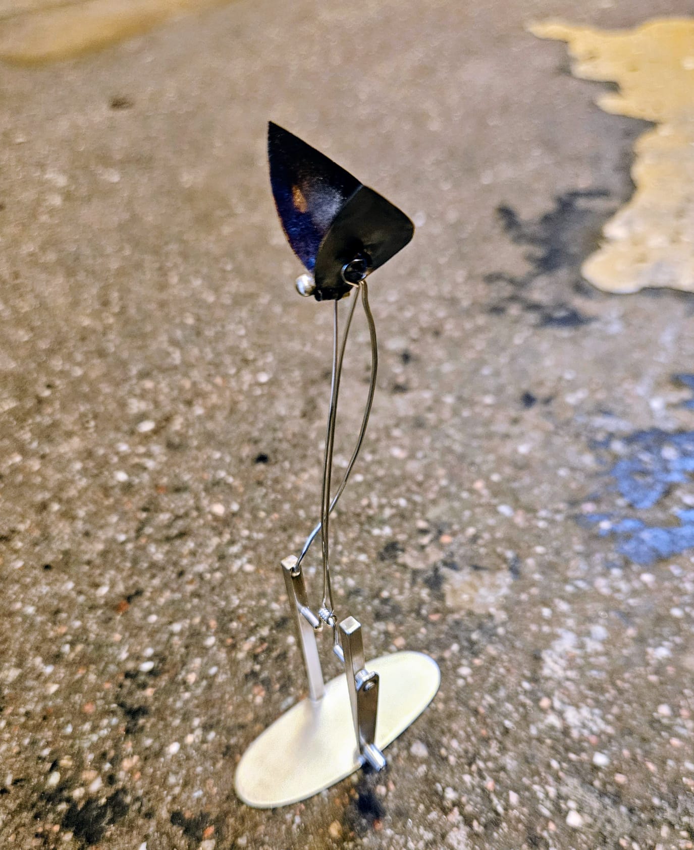 Flyktiga. Mekanisk skulptur av silver. Anna Nordström "Drömmar" på Galleri LOD