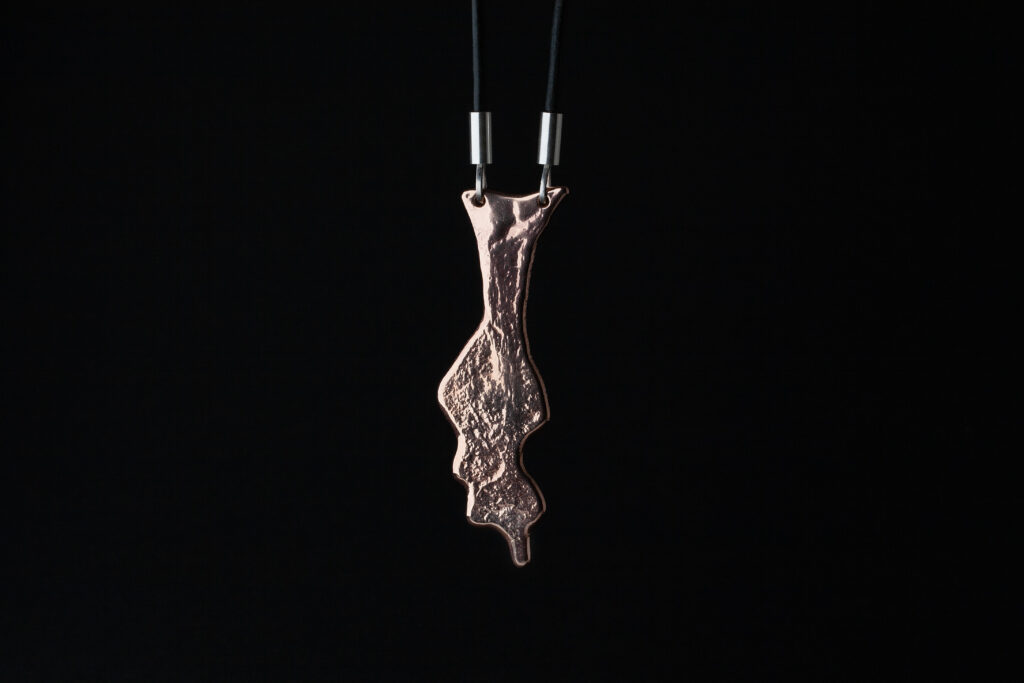 Fluidity, hänge av Albin Josephson. Silver, brons och läder