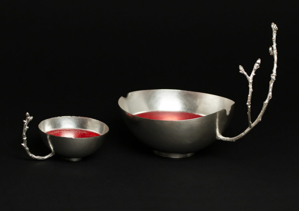 Kopp och kanna med gjutna handtag Koppan i 830 silver. Kannan i 925 silver. Petronella Eriksson