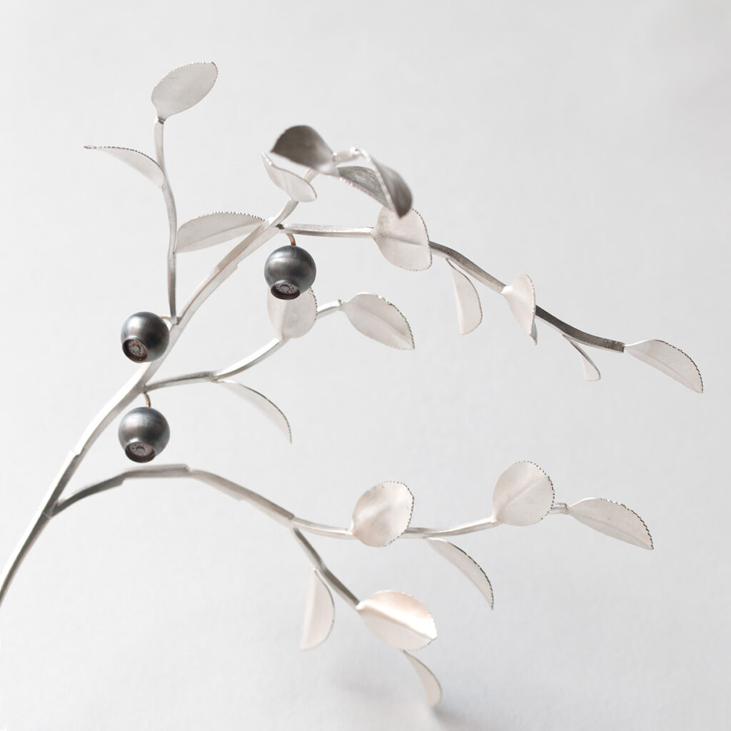 En skulptur av ett blåbärsris av silver och oxiderat silver. Tilverkat och formgivet av Petronella Eriksson