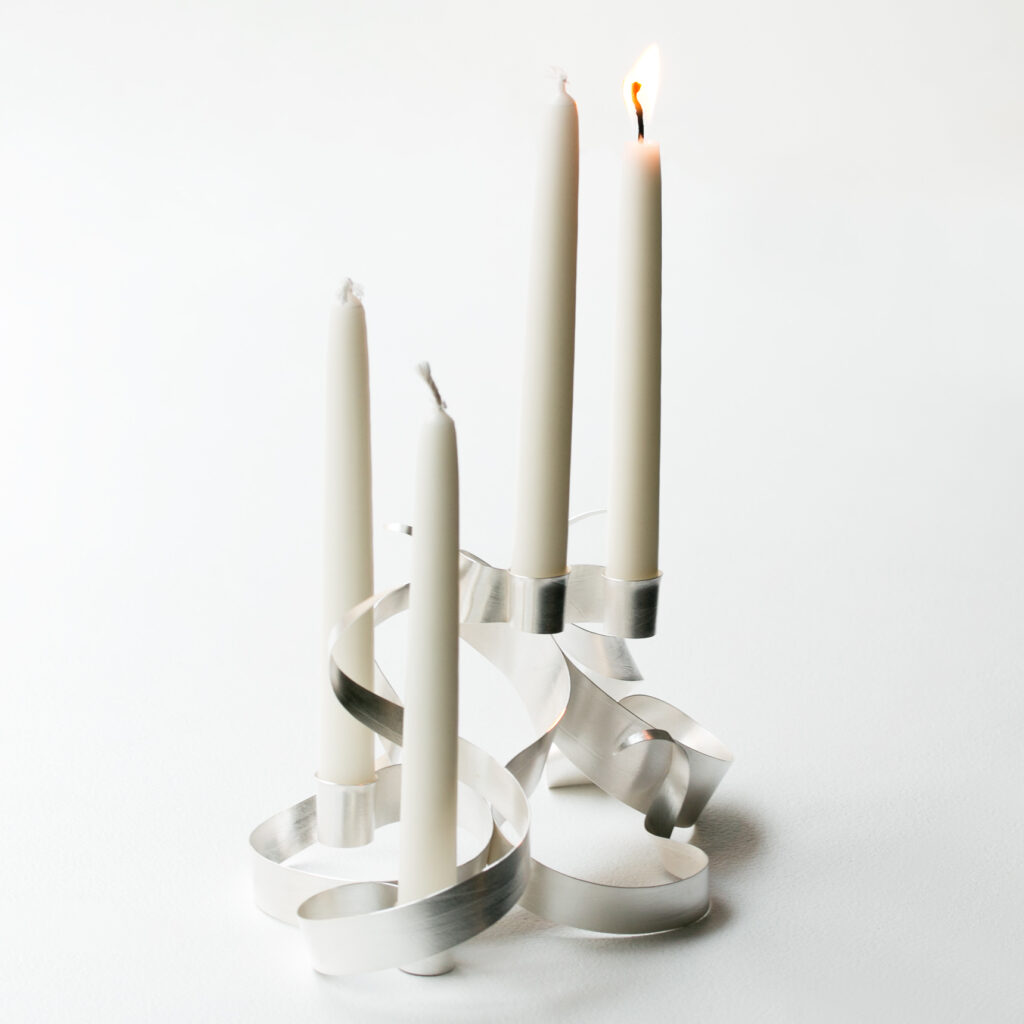 Advents ljustake av silver tillverkad av Petronella Eriksson.