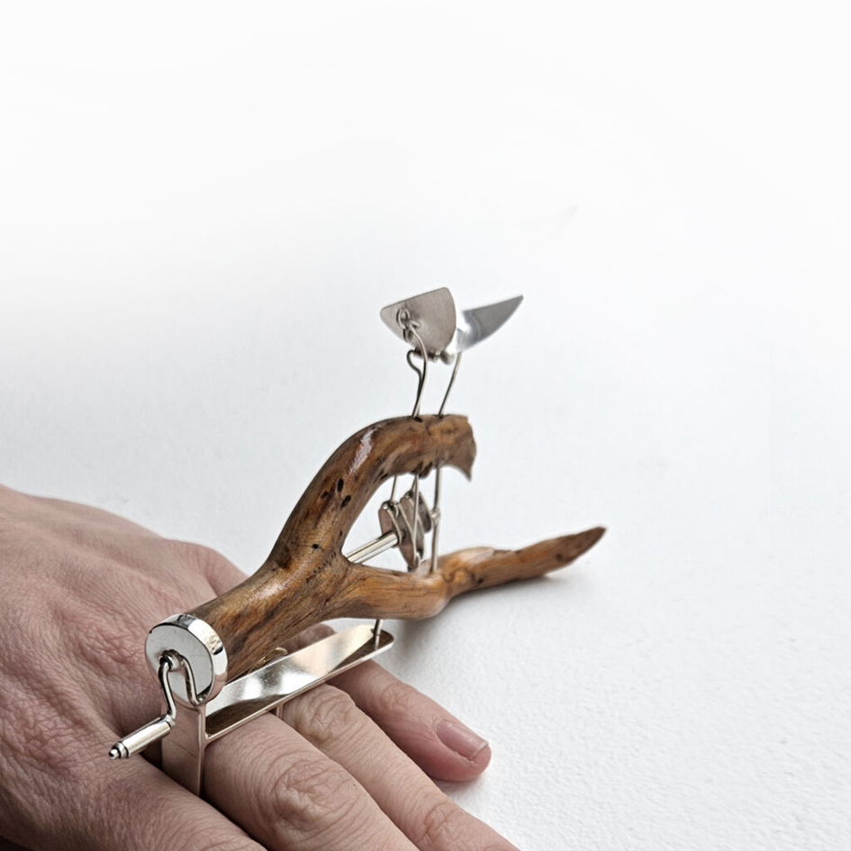 v.35
Anna Nordstròm
25 till 29 Agusti
Flykt 2. Ring av silver och trä.