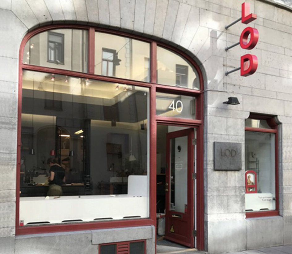 Galleri LOD presenterar sig! Galleri LOD har funnits i mer än 20 år och är både samma och en helt annan plats än den som öppnade 2019.