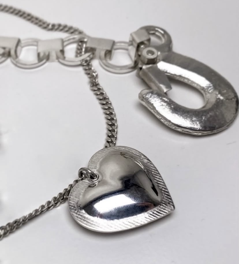 Hardware och pressat hjärta, silver.  Judit Fritz